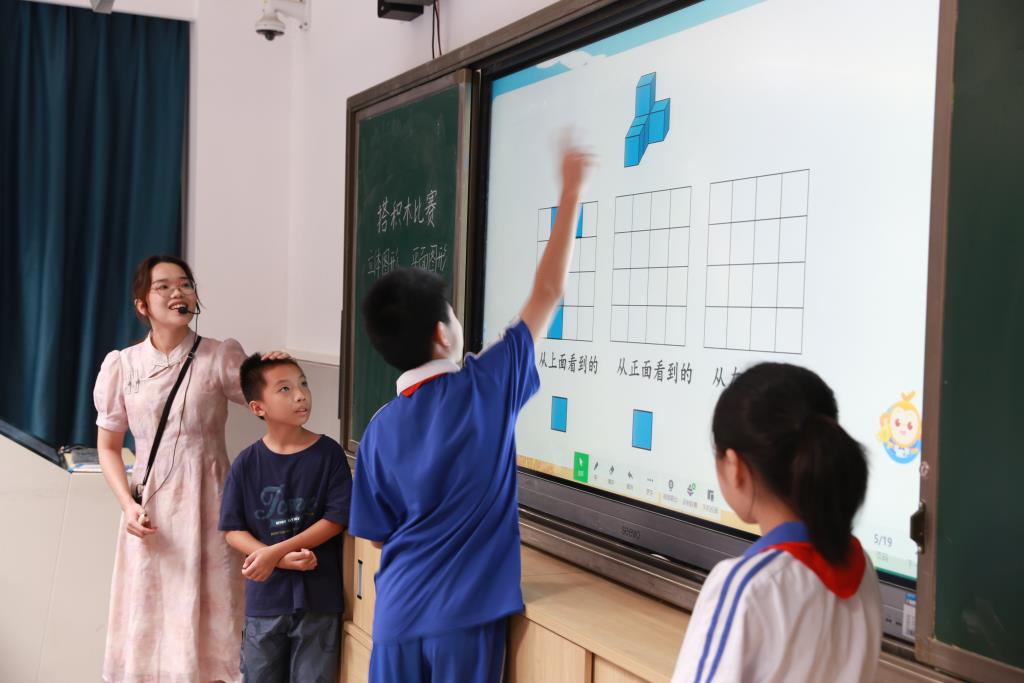 教研员深入教学一线，听取了各学科的课程