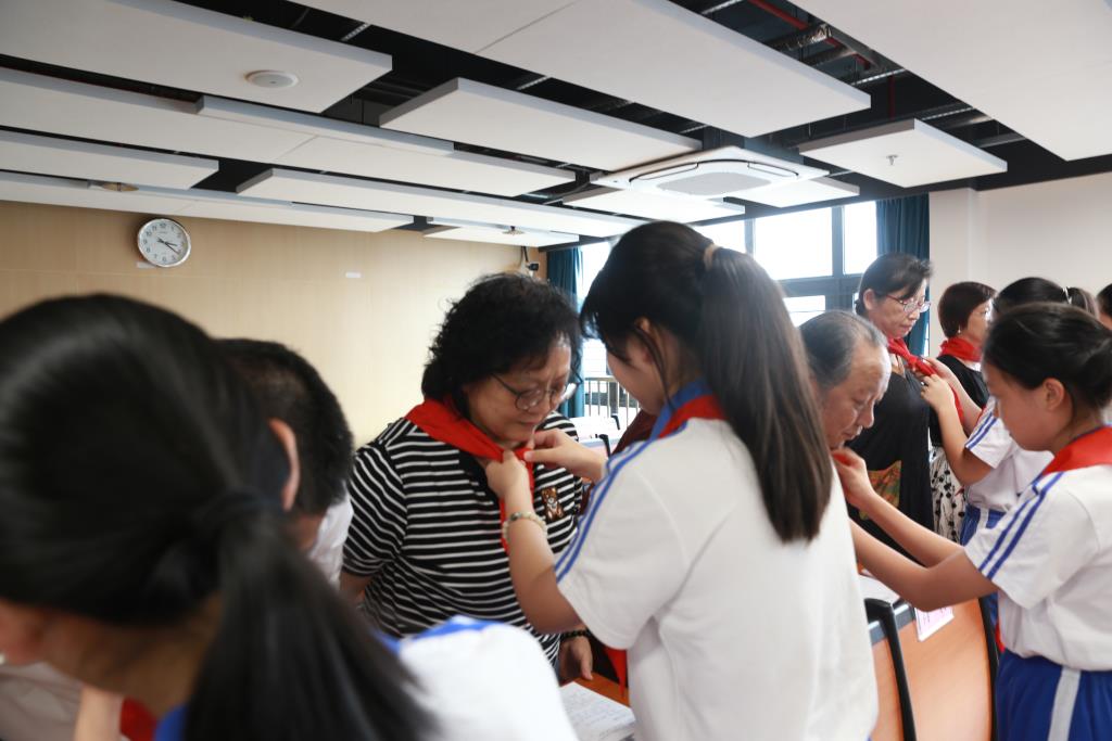 活动在少先队员代表为领导们敬献红领巾的温馨氛围中正式拉开帷幕