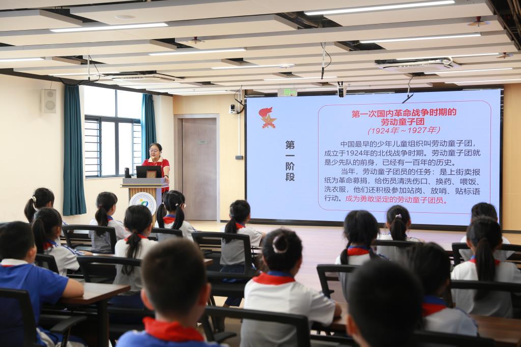 许福霞老师的宣讲中国少先队的发展历程和少先队员们的英勇事迹。