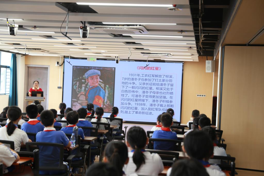 许福霞老师的宣讲中国少先队的发展历程和少先队员们的英勇事迹。