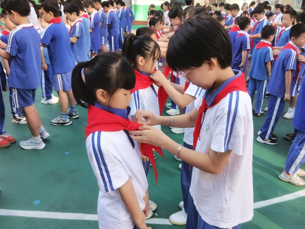 老队员为新队员授红领巾