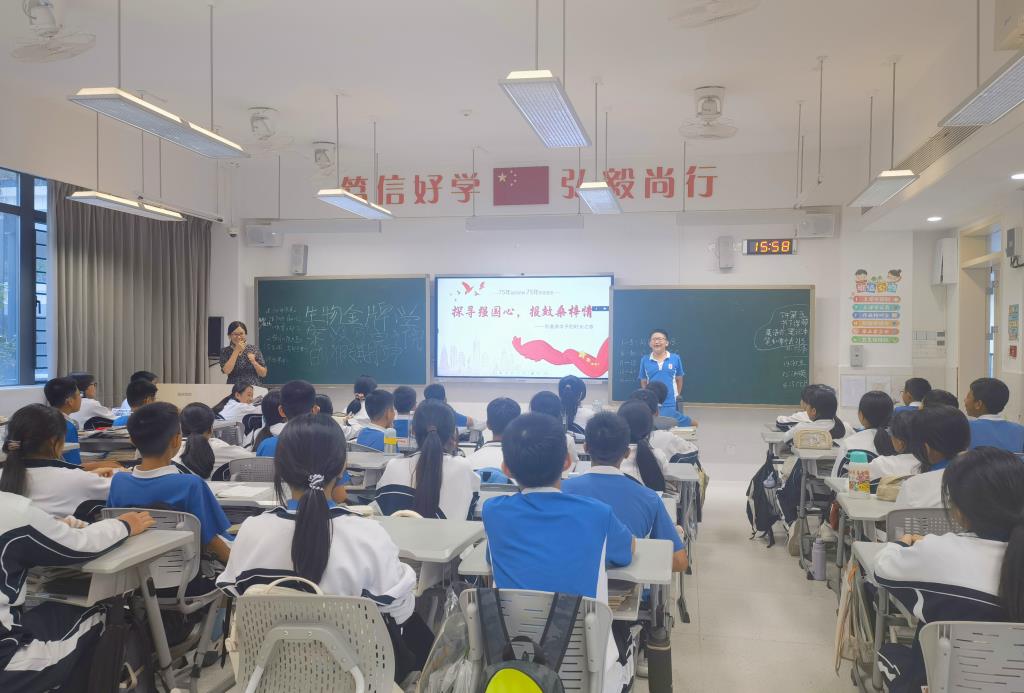 布心中学开展“探寻强国心，报效桑梓情”共上一节班会课活动