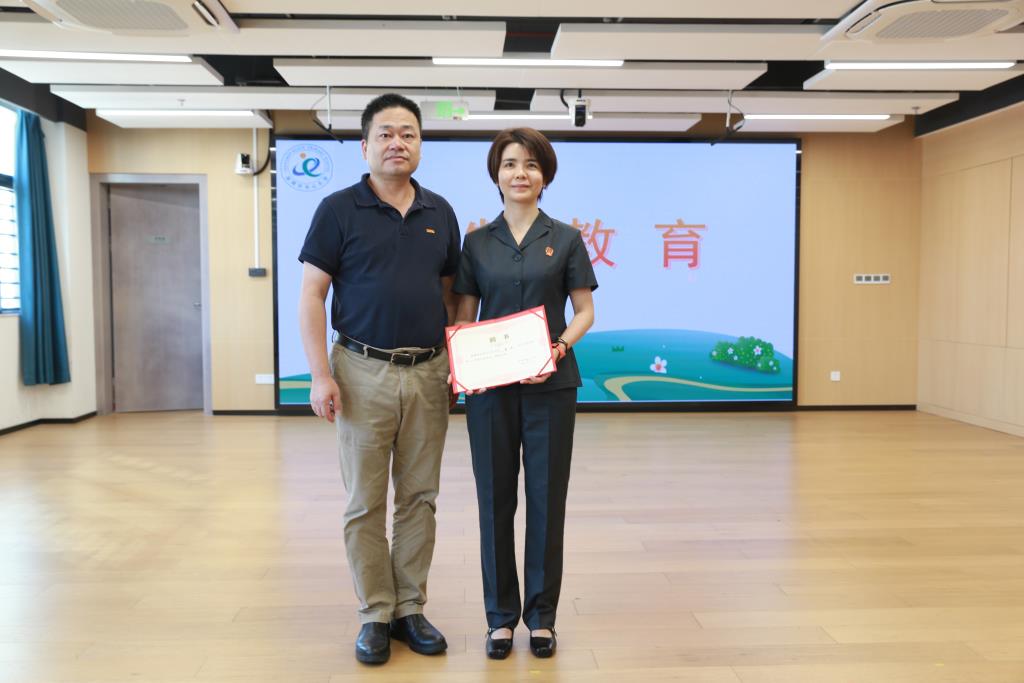 邱运生校长为法制副校长黄欣颁发聘书