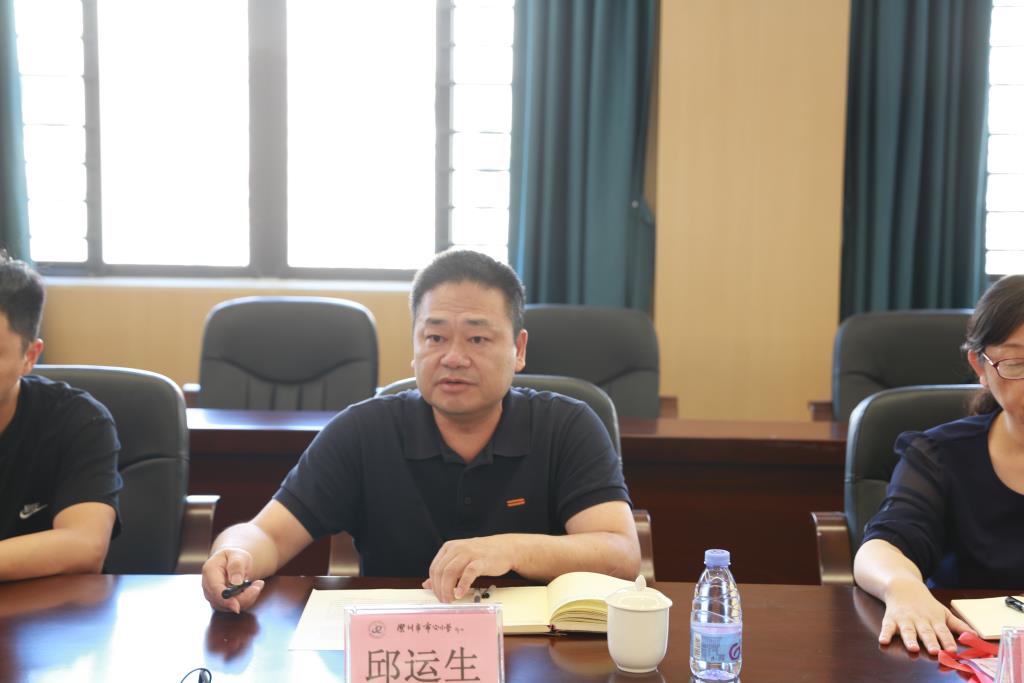 督学听取了邱运生校长关于《布心小学自评报告》的汇报