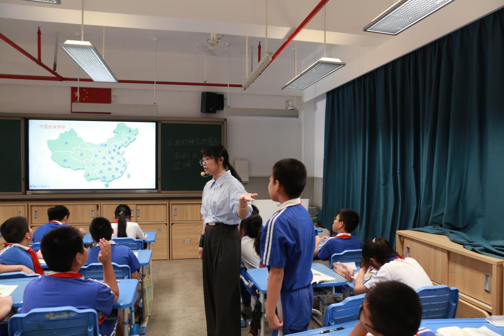 谢哲纯督学随机听取了五（1）班郭敏老师的道法课