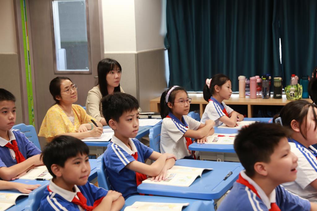 谢哲纯督学随机听取了五（1）班郭敏老师的道法课
