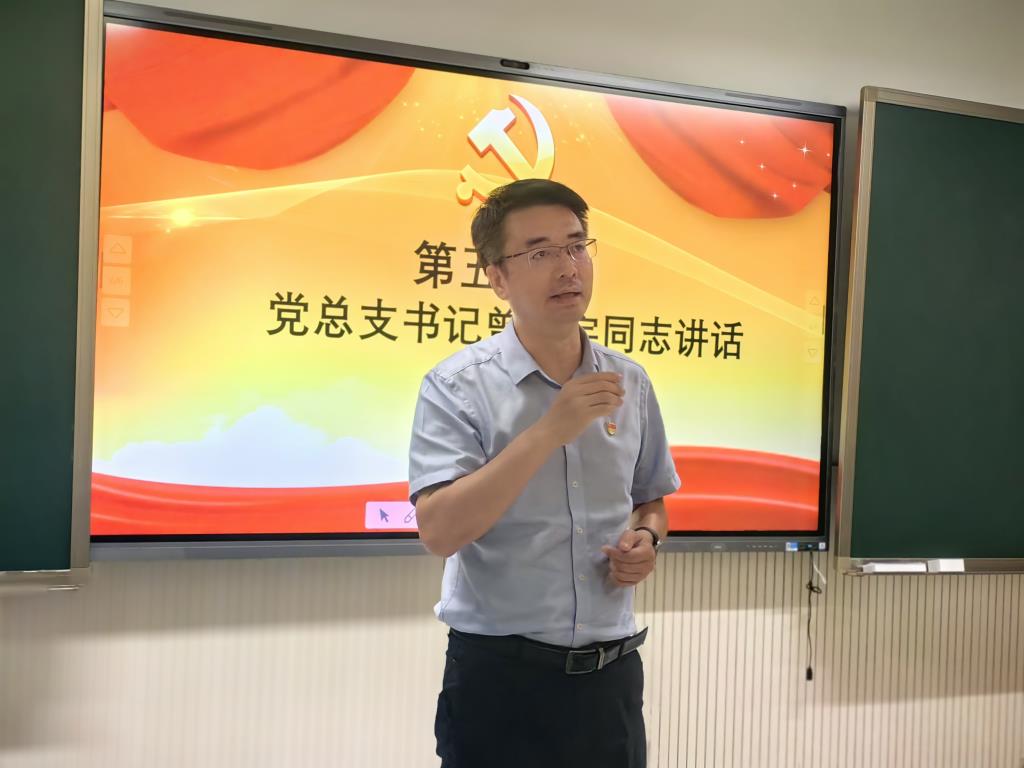 深圳市松泉实验学校召开新校区首次全体党员大会