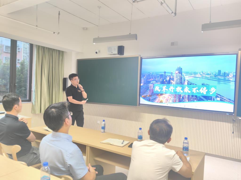深圳市松泉实验学校召开新校区首次全体党员大会