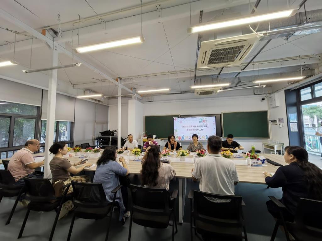 教学视导明方向，专家引领助成长——“百人听千课”行动之走进红