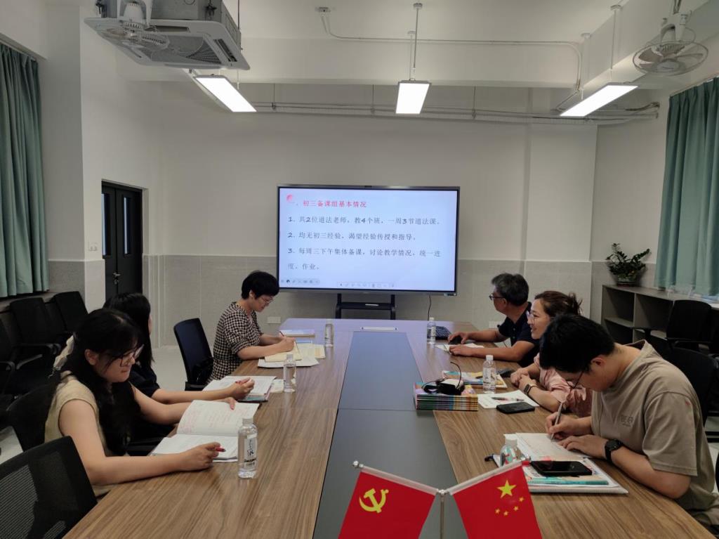 教学视导明方向，专家引领助成长——“百人听千课”行动之走进红