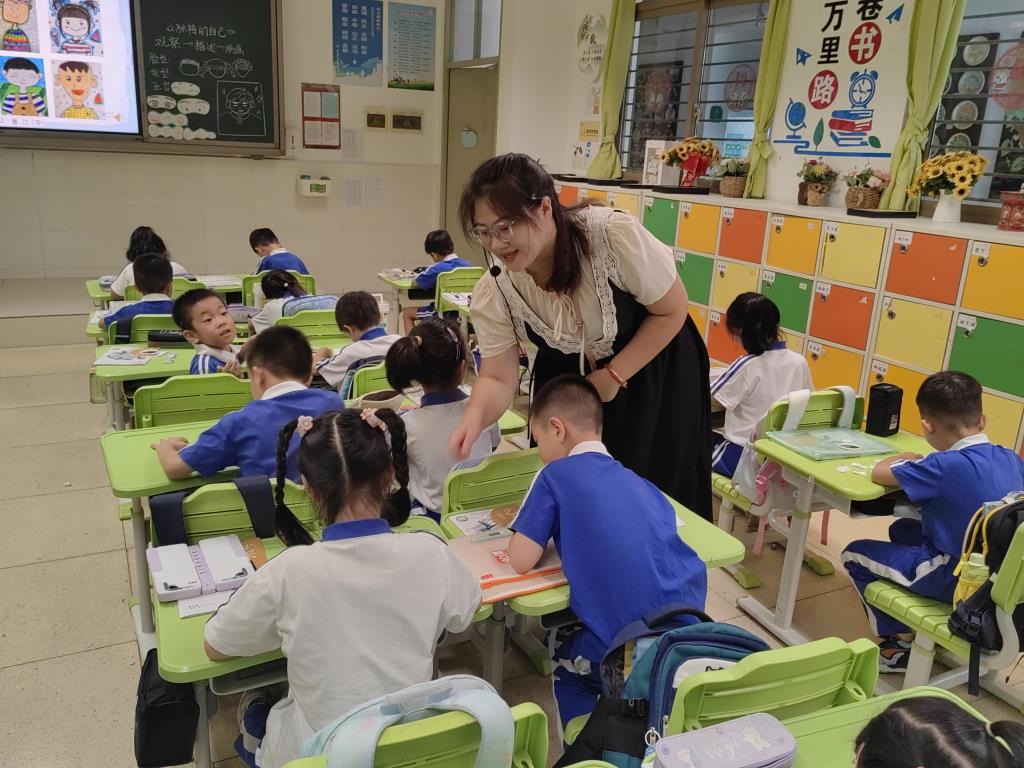 红岭小学·慧心课程│百人听千课，慧眼更慧心