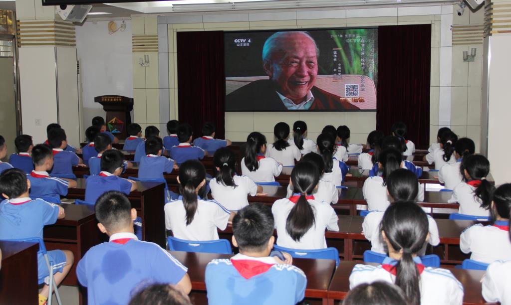 精神之光 永不熄灭 ——南湖小学开展校长课堂第七讲