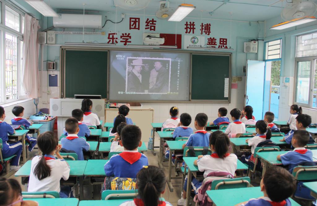 精神之光 永不熄灭 ——南湖小学开展校长课堂第七讲