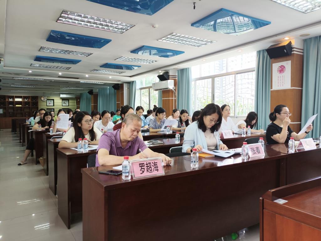 罗超海书记参与评课活动