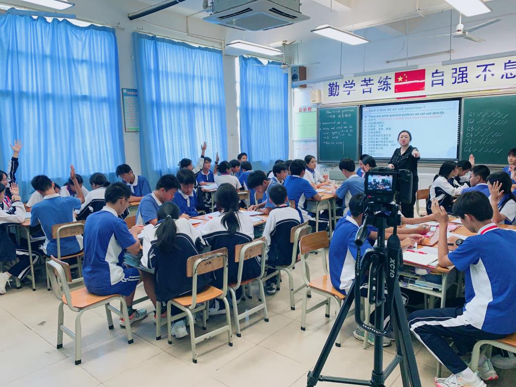 初中英语名师钟勤老师在上英语公开课