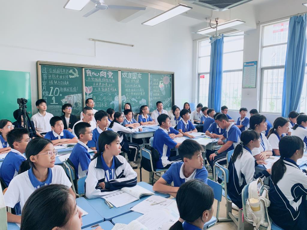 社会力量办学科王建波科长在听骨干教师刘佳宁的初中道法课