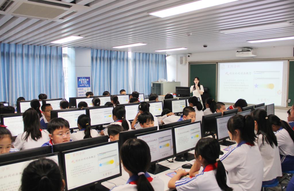 罗湖区教科院教研团队走进深圳市南湖小学开展“百人听千课”活动