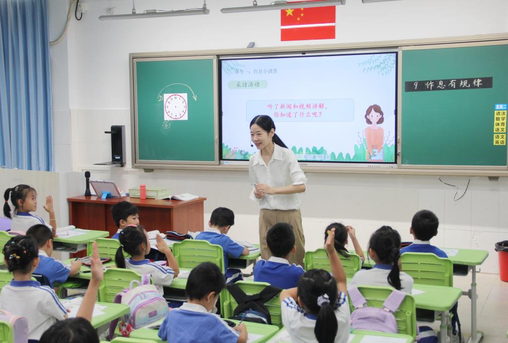 罗湖区教科院教研团队走进深圳市南湖小学开展“百人听千课”活动