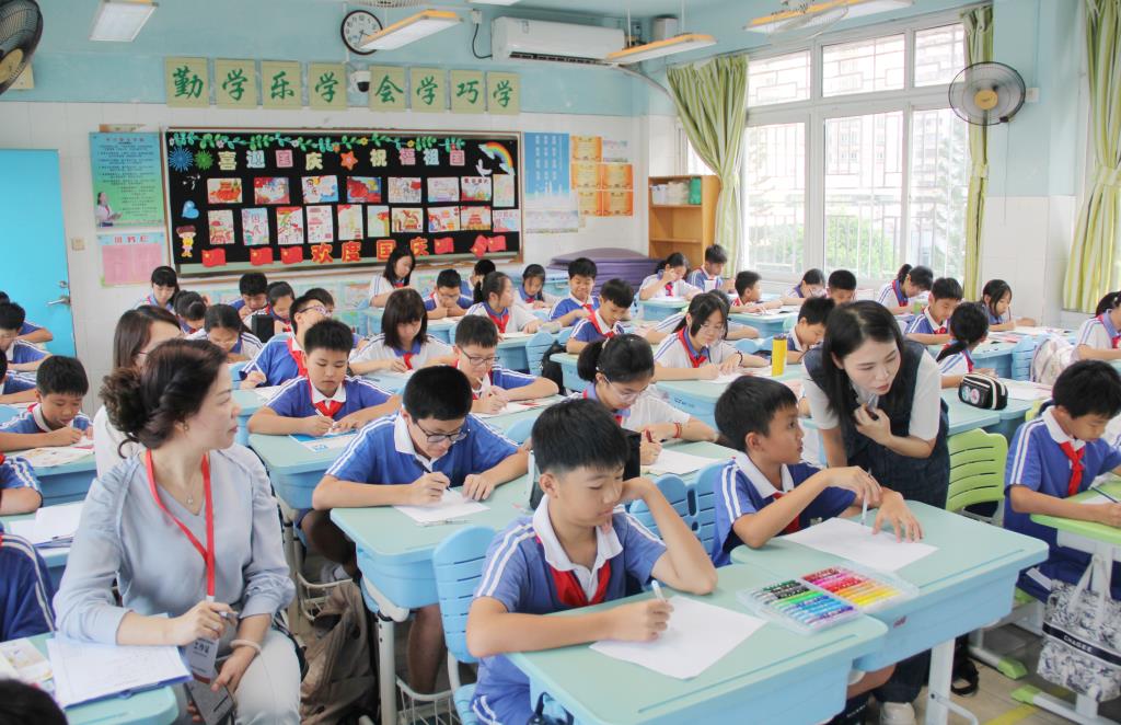 罗湖区第三责任区督学到深圳市南湖小学开展校园环境建设专项督导