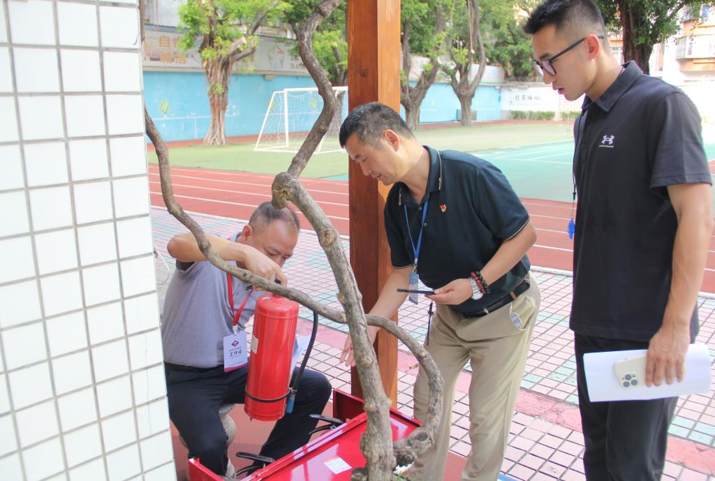 罗湖区第三责任区督学到深圳市南湖小学开展校园环境建设专项督导