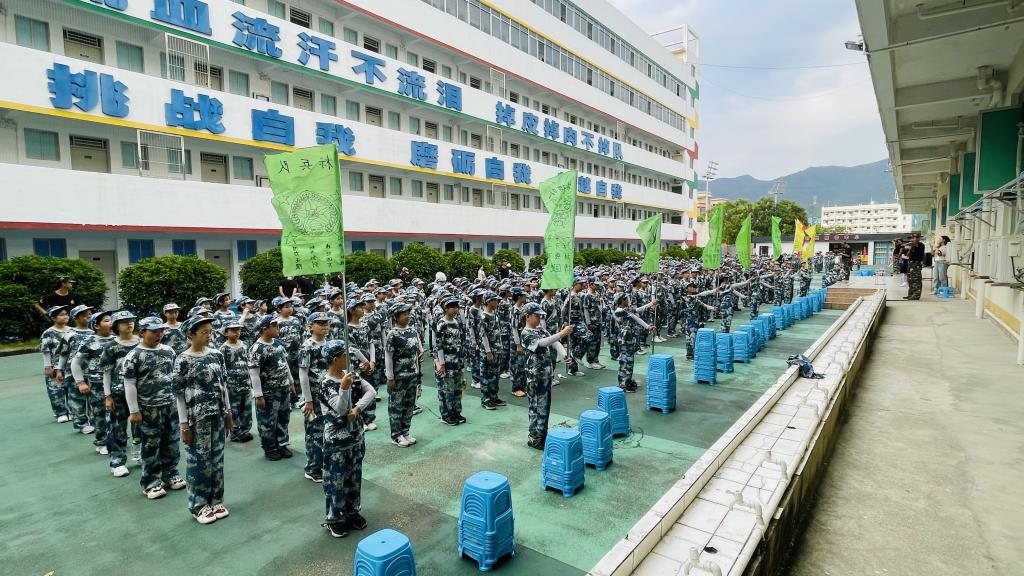 五六年级学生前往军营