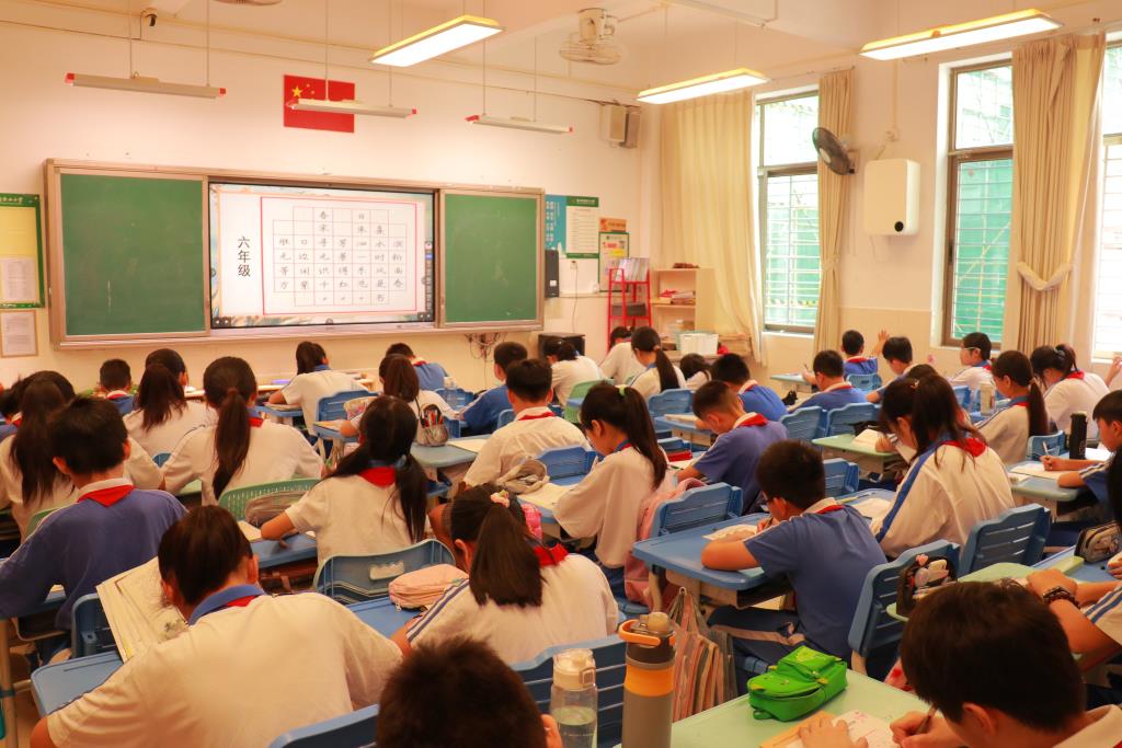 学生认真书写