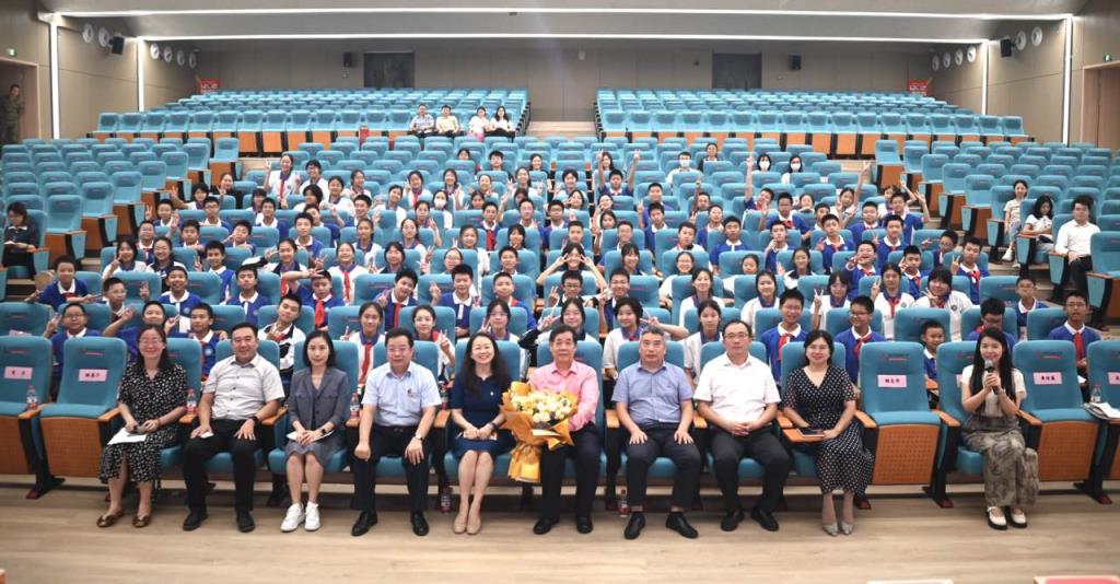 知名学者祝智庭走进桂园中学，引领师生探索人工智能大模型的奇妙