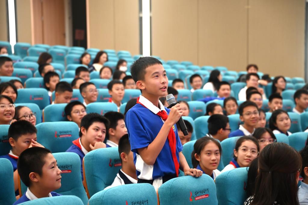 知名学者祝智庭走进桂园中学，引领师生探索人工智能大模型的奇妙
