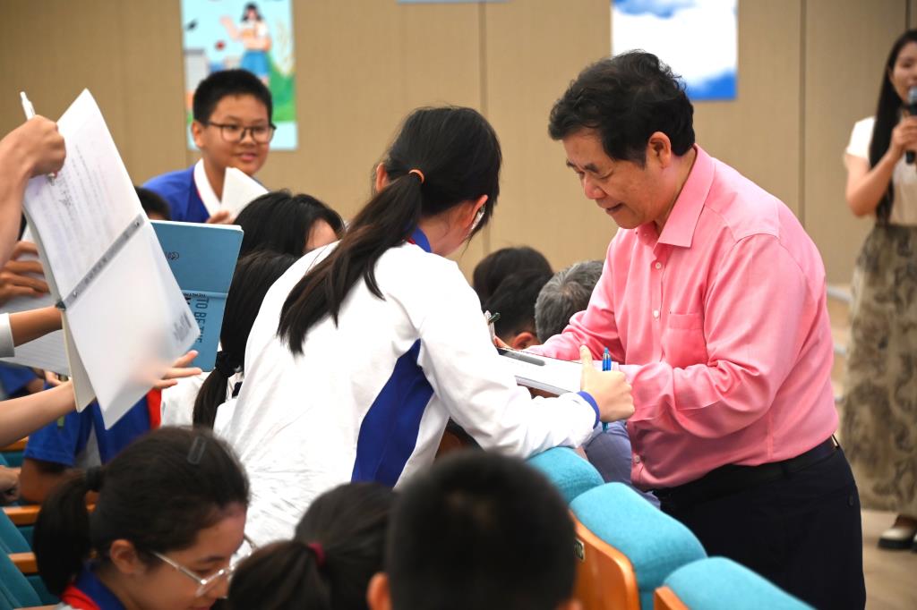 知名学者祝智庭走进桂园中学，引领师生探索人工智能大模型的奇妙