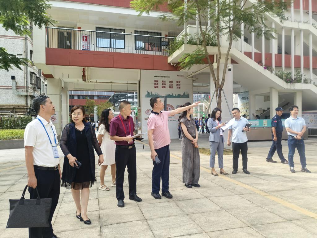 罗湖区第二责任区督学靳皓、周小荣、黄嘉玲莅临校园开展检查工作