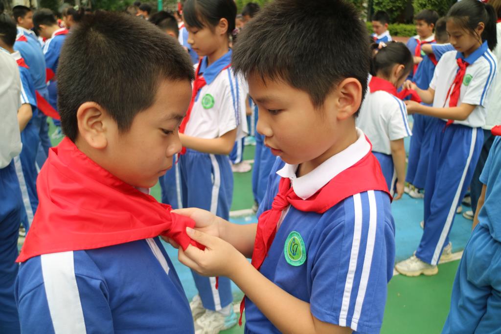 深圳市向西小学举行“红领巾爱祖国”少先队入队仪式