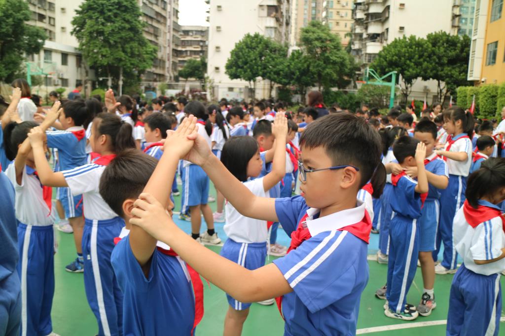 深圳市向西小学举行“红领巾爱祖国”少先队入队仪式