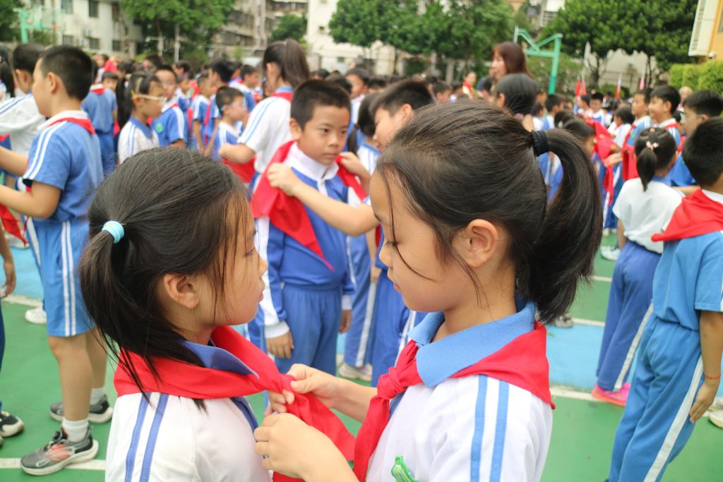 深圳市向西小学举行“红领巾爱祖国”少先队入队仪式