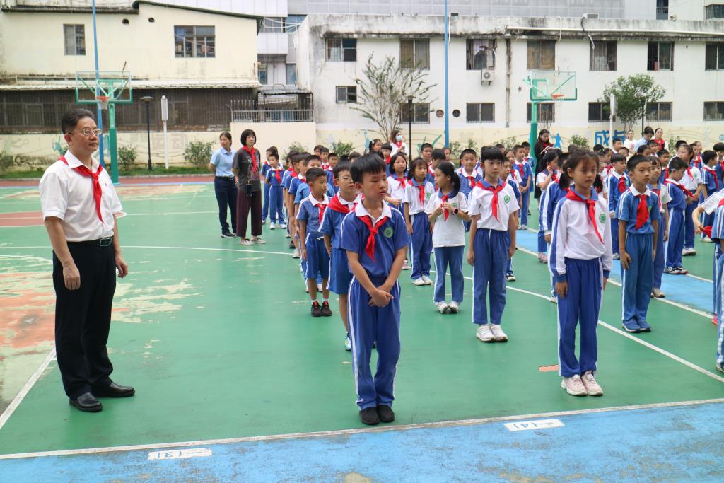 深圳市向西小学举行“红领巾爱祖国”少先队入队仪式