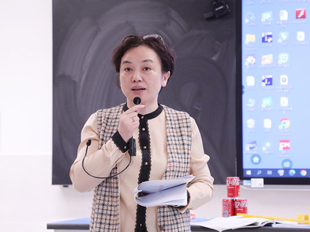 布心中学晏清校长高度肯定吴舒科副校长的展示课