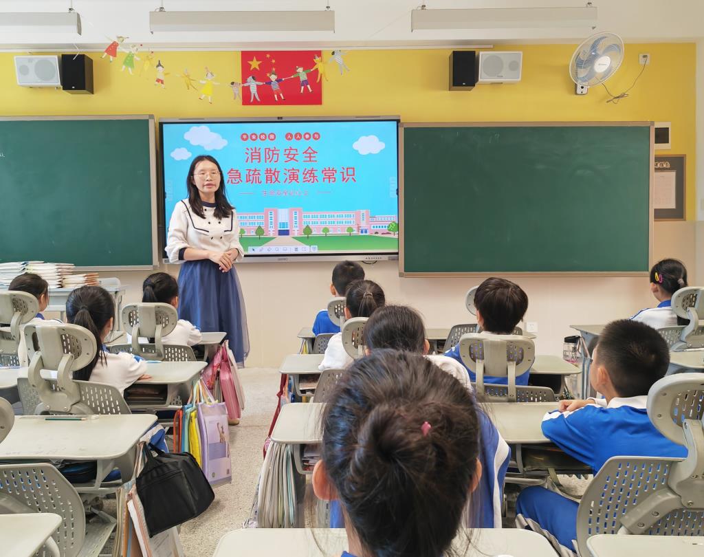 学校举行消防应急疏散演练