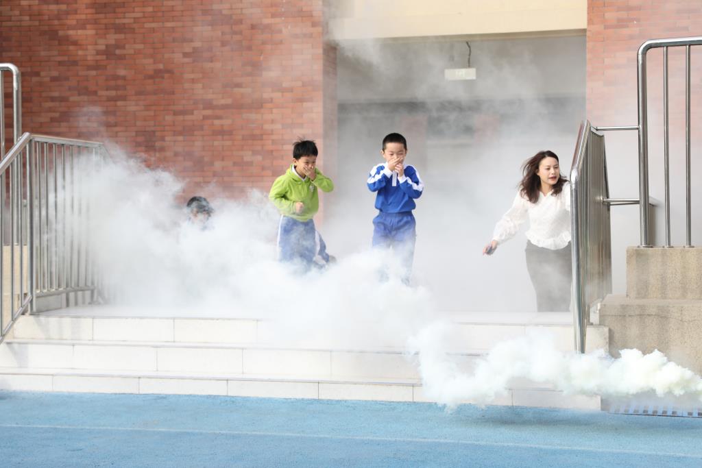 学校举行消防应急疏散演练