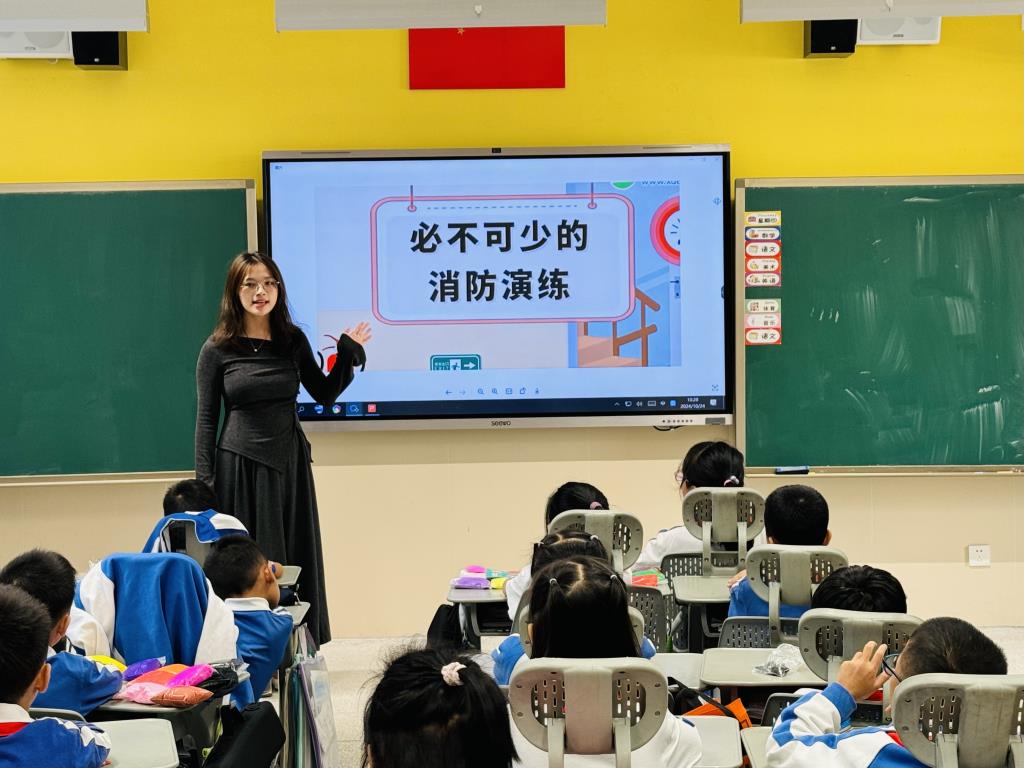 学校举行消防应急疏散演练