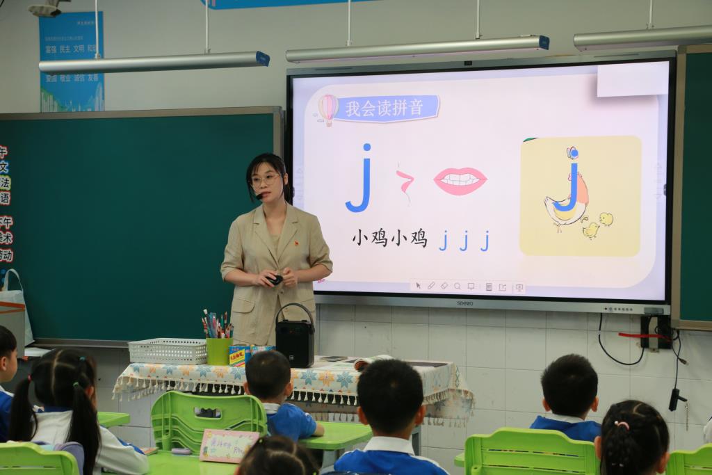 罗湖区教科院专家团队走进深圳市笋岗小学开展“百人听千课”活动