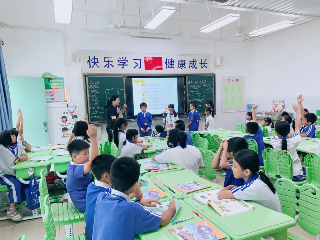戴夏兰在上小学英语公开课