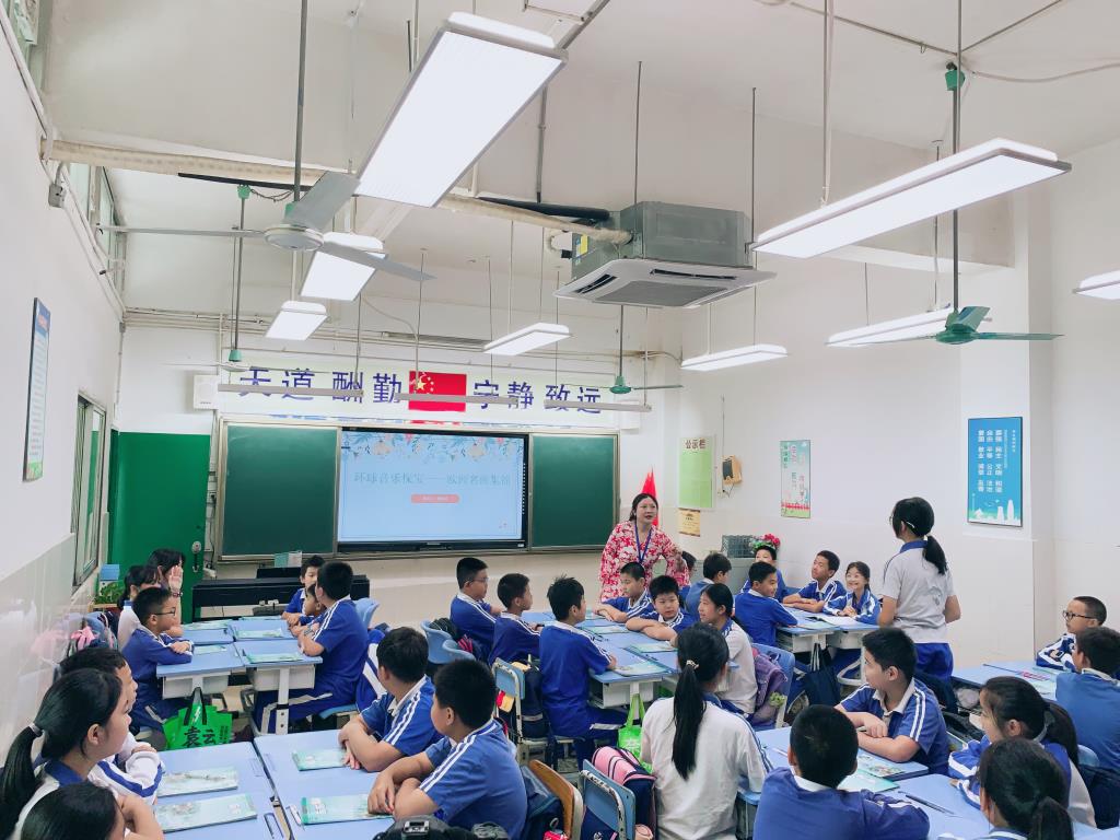胡思微在上小学音乐公开课