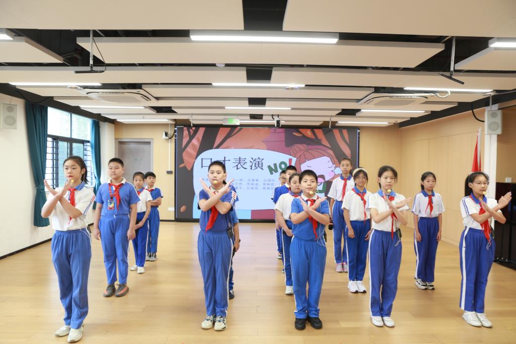五（1）中队的队员带来了精彩的《口才表演》