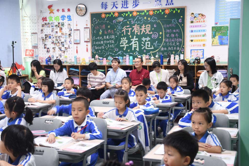 罗湖区教科院教研团队走进桂园小学开展“百人听千课”活动