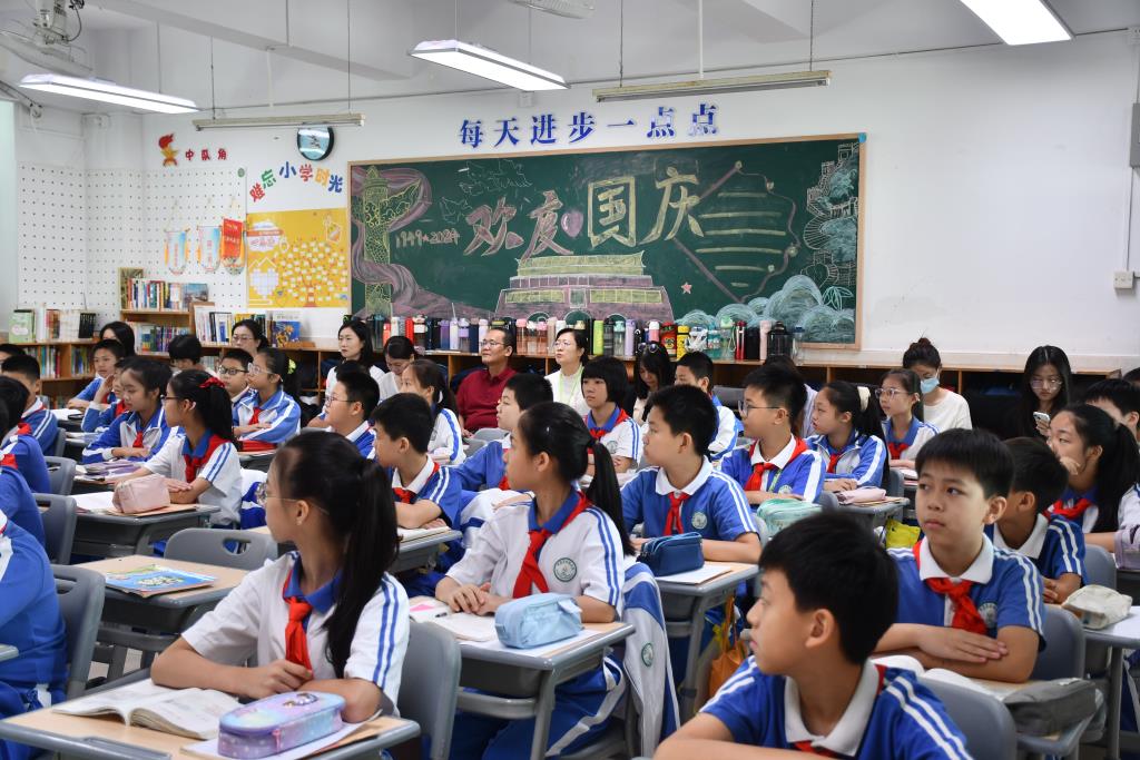 罗湖区教科院教研团队走进桂园小学开展“百人听千课”活动