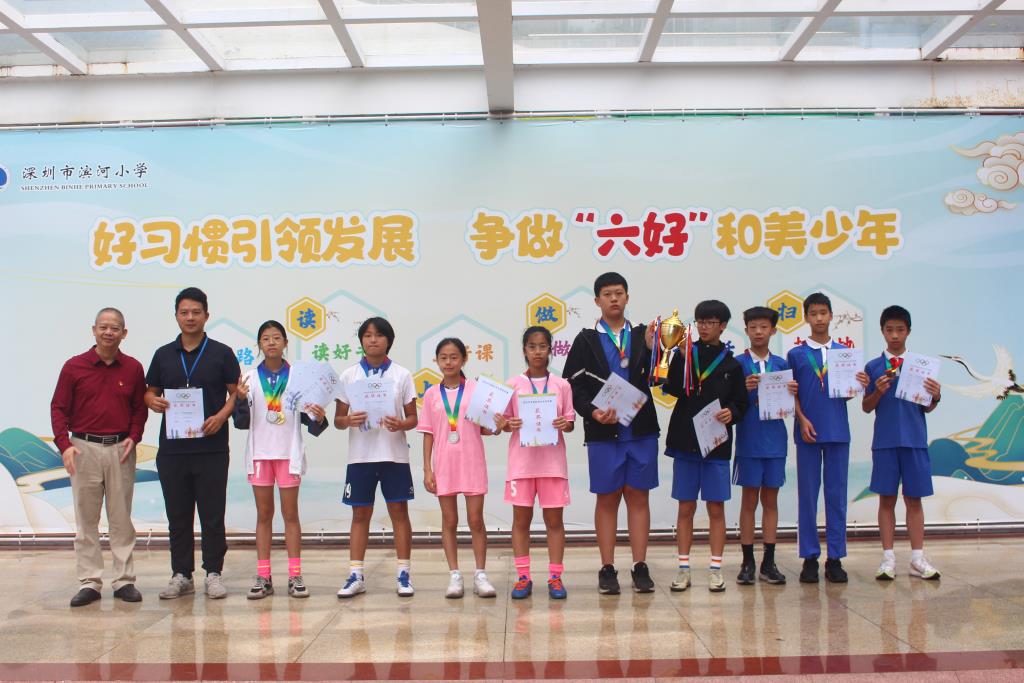 学校为运动员颁奖