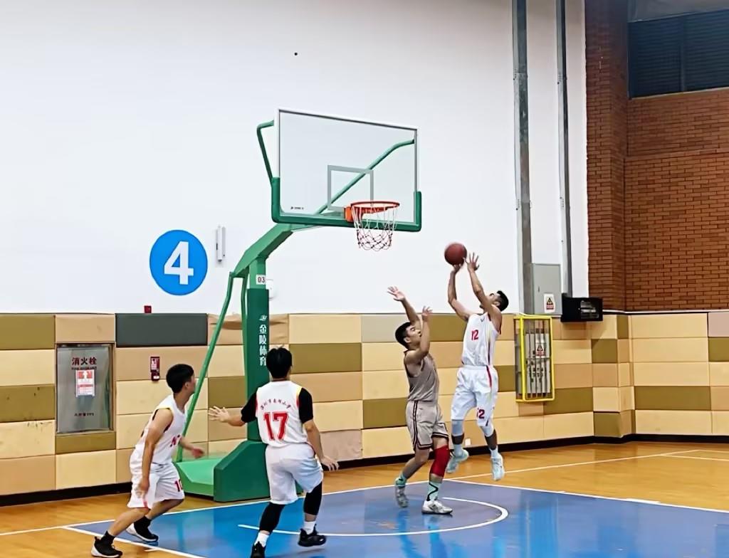 南湖小学在罗湖中小学教职工篮球赛第一阶段小组循环赛获胜
