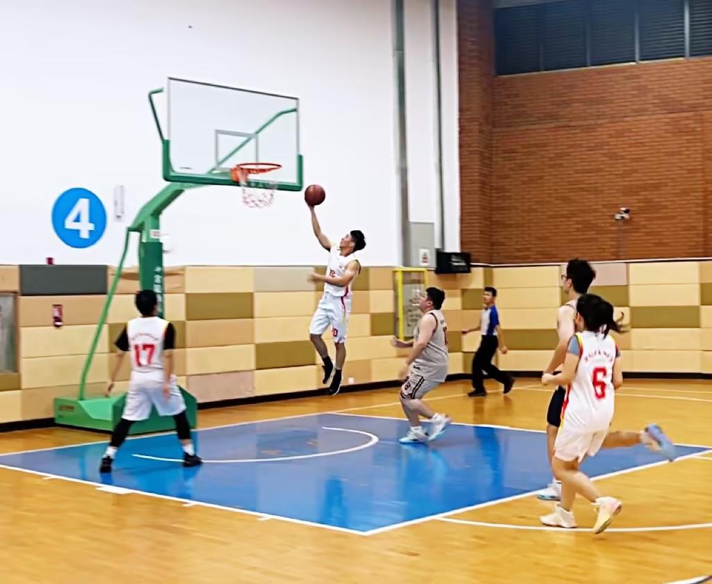 南湖小学在罗湖中小学教职工篮球赛第一阶段小组循环赛获胜