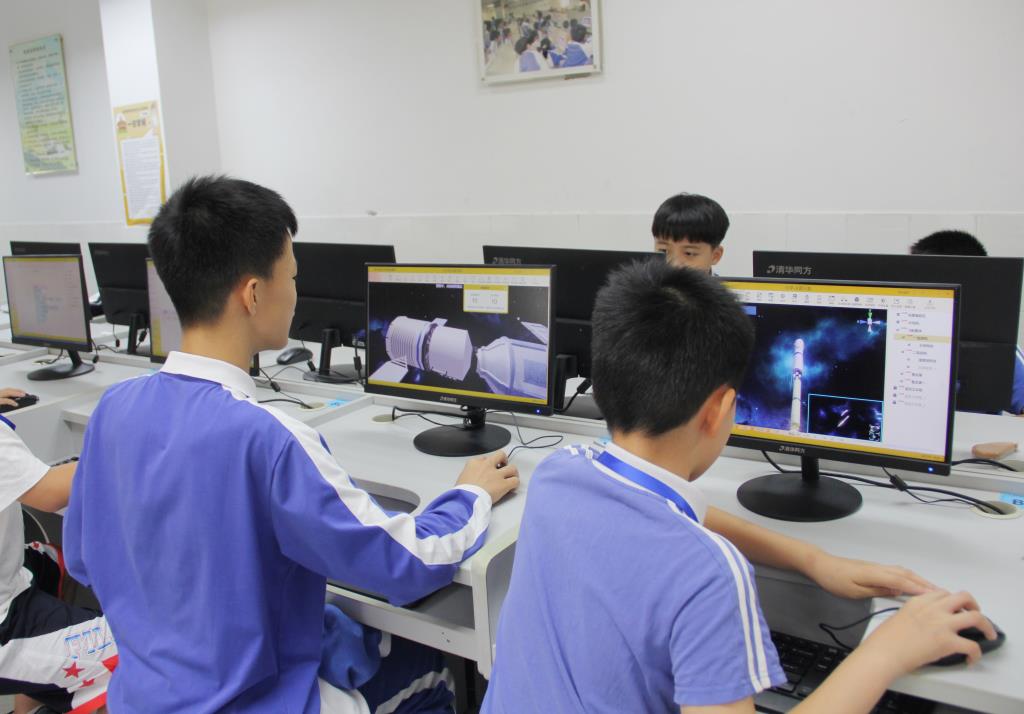 罗湖区中小学第七届“创客节”南湖小学分会场赛事成功举办