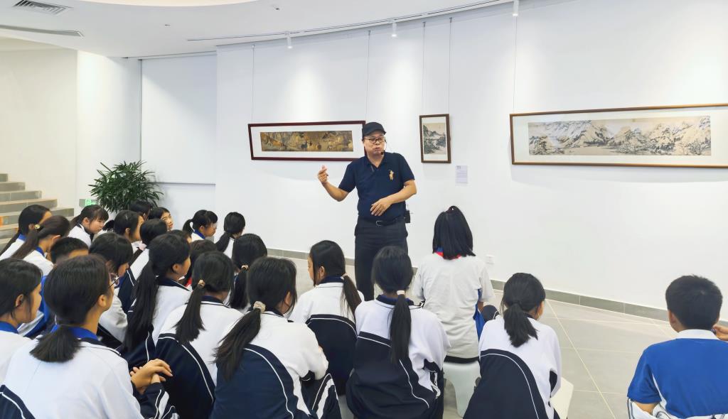 布心中学举办“问道以美· 古今中西”主题展览