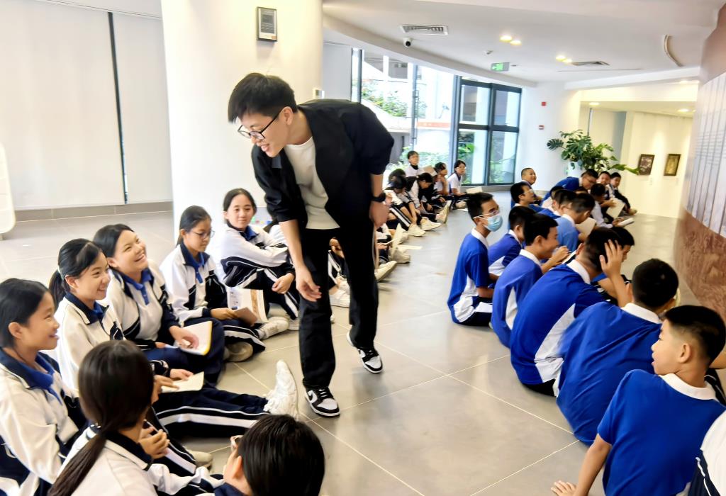 布心中学举办“问道以美· 古今中西”主题展览